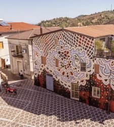 Il murale ricamato di NeSpoon impreziosisce un piccolo borgo calabrese 