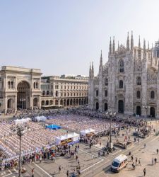 Milano, una maxi classe di danza classica alla sbarra con Roberto Bolle in piazza del Duomo  