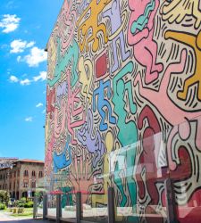 Pisa, vietato sedersi o sdraiarsi sui gradini dei monumenti. Nuova ordinanza contro il degrado nel centro storico 