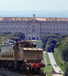 Torna il Reggia Express: da Napoli alla Reggia di Caserta a bordo di un treno storico 