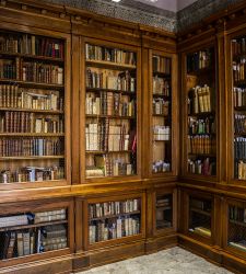 Milano, alla Braidense in mostra i libri antichi di Umberto Eco. Ricreato anche il suo Studiolo