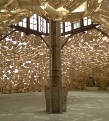 Milano, Tadashi Kawamata porta i suoi nidi che trasformano le architetture di Brera