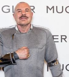 Adiós a Thierry Mugler, el gran diseñador francés de la femme fatale  