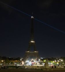 La Tour Eiffel si spegnerà un'ora prima. Le misure di Parigi per il risparmio energetico