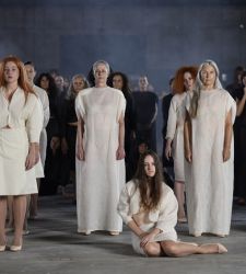 Vanessa Beecroft realizza una nuova performance a Cinecittà: un omaggio alle donne di Roma
