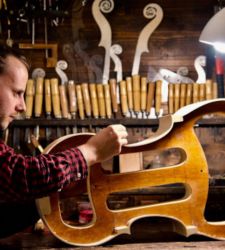 Sai come nasce un violino? Visita le botteghe di liuteria di Cremona