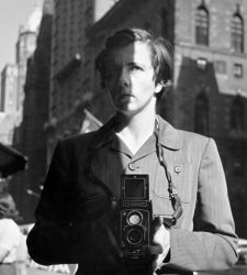 A Siena la vita della tata-fotografa Vivian Maier raccontata in 93 autoritratti 