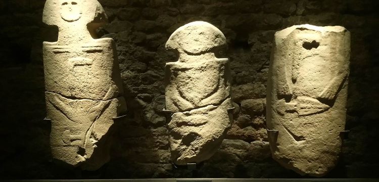 Le statue stele della Lunigiana, le antiche sculture preistoriche dei liguri apuani 