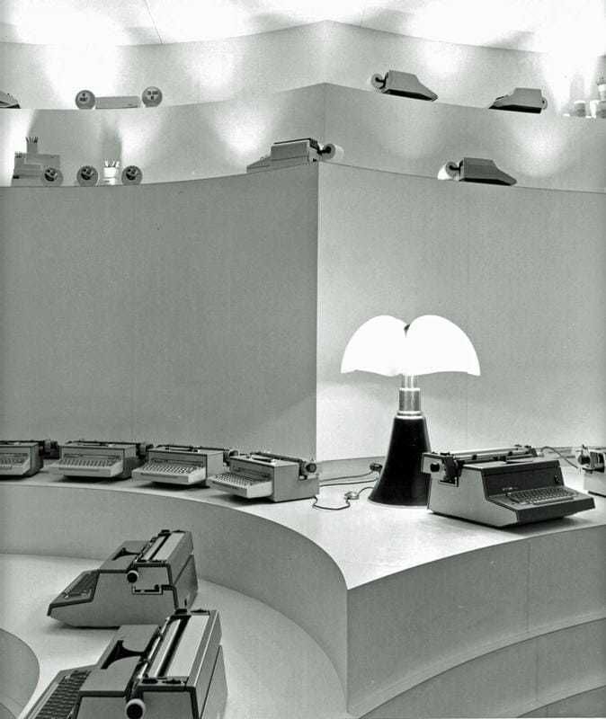 Il negozio Olivetti di Parigi con la lampada Pipistrello (1967). Foto: Archivio Olivetti