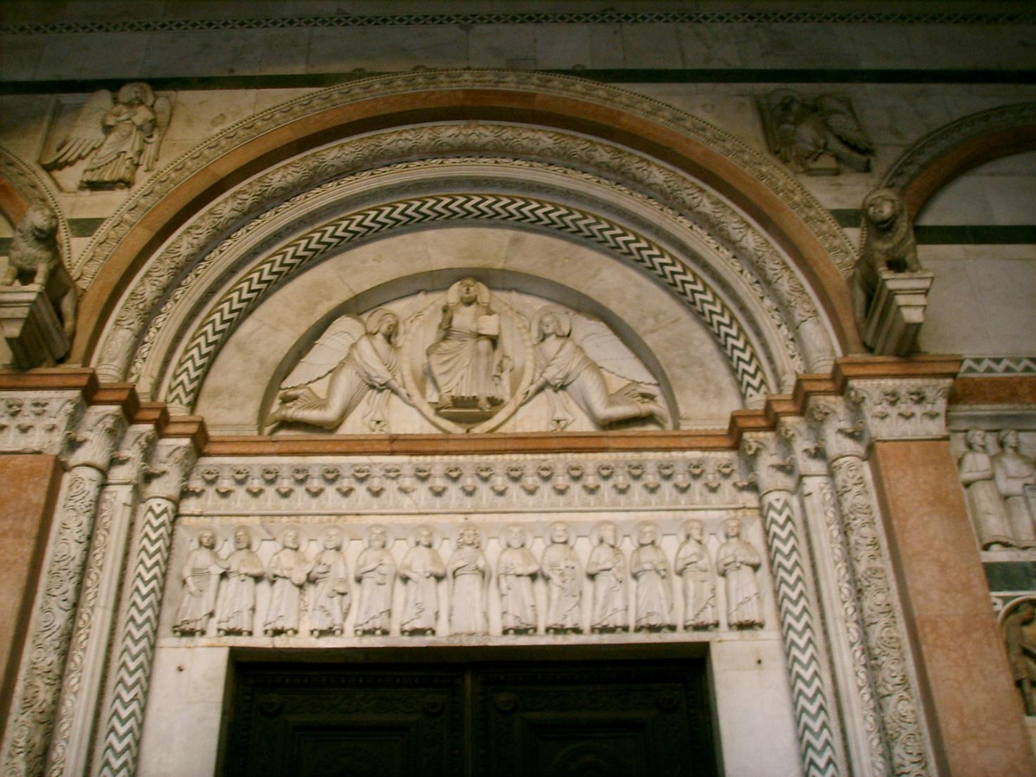 I rilievi del portale centrale. Foto: Francesco Bini