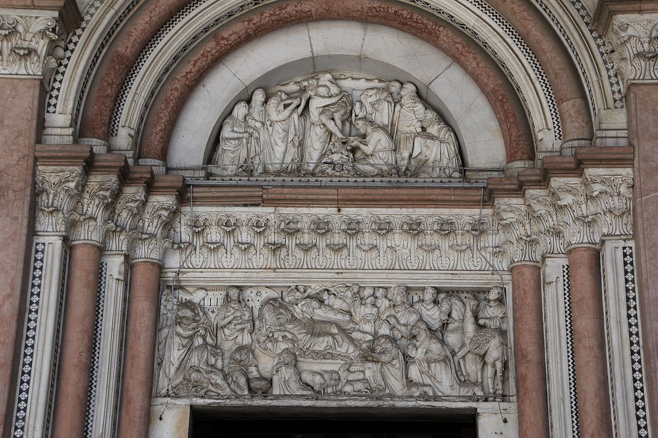 I rilievi del portale di sinistra. Foto: Gianni Careddu
