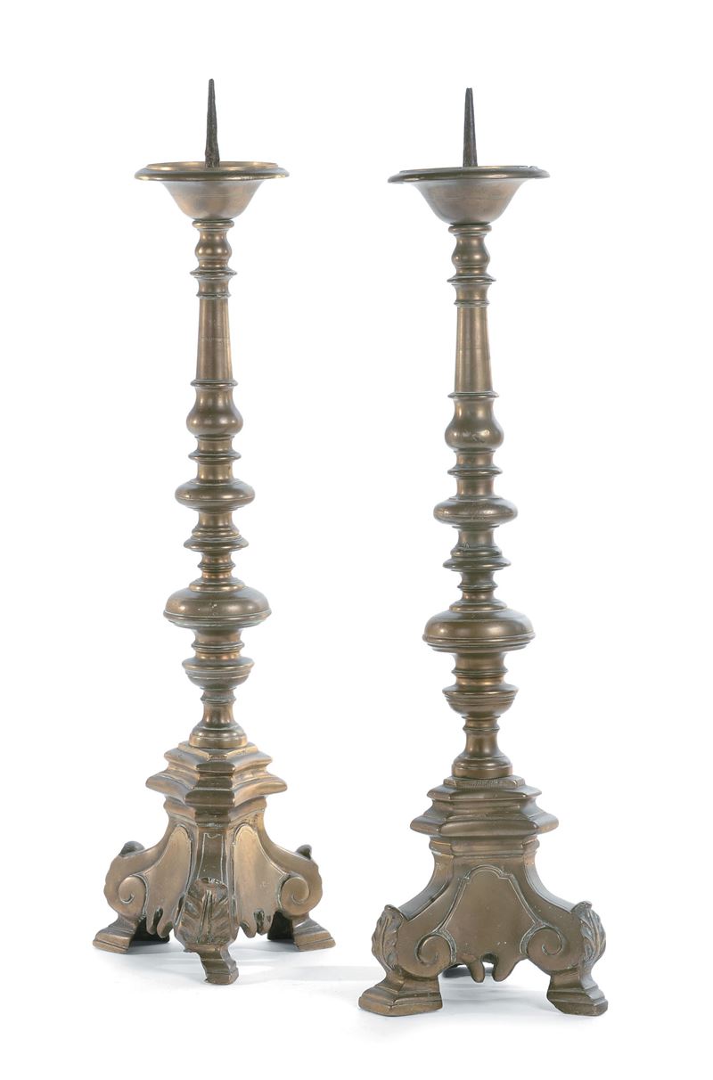Coppia di candelieri del XVII secolo (altezza 70 cm) passati in asta da Cambi nel 2012