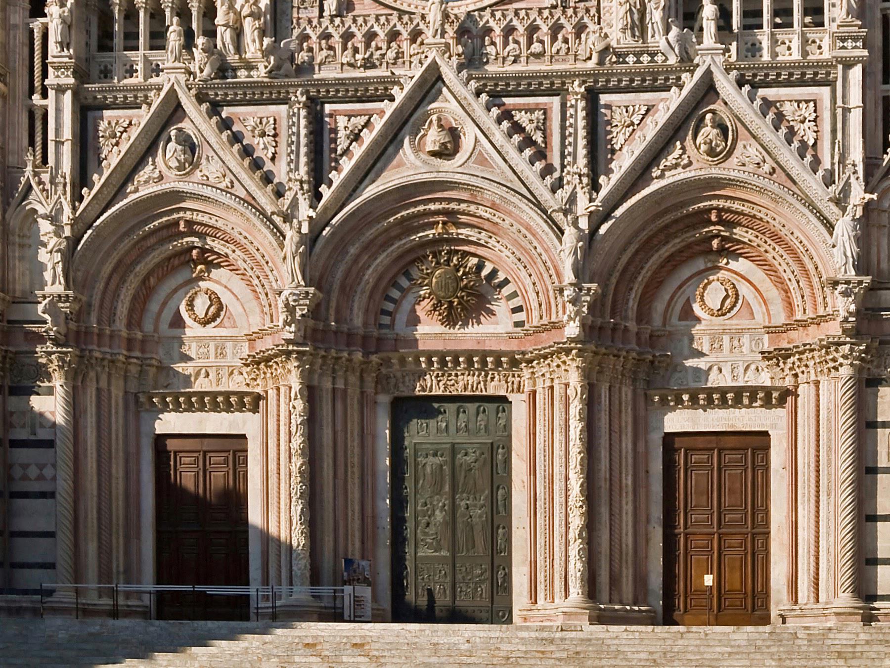 La facciata inferiore della cattedrale.