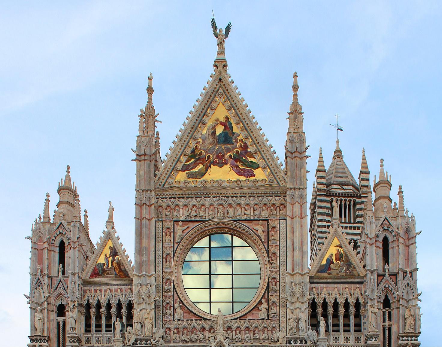La facciata superiore della cattedrale.