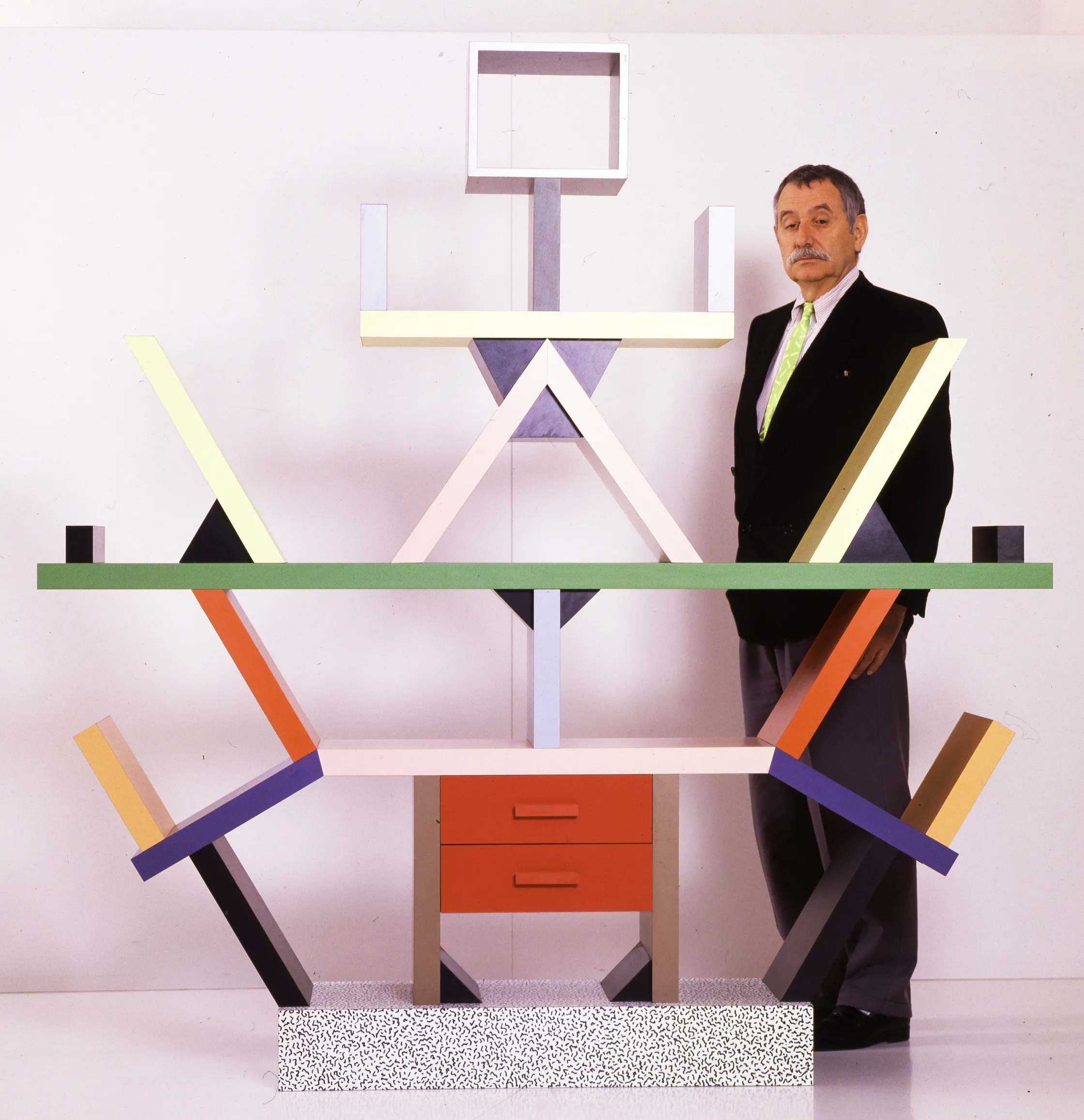 Ettore Sottsass con Carlton. Foto: Vittoriano Rastelli