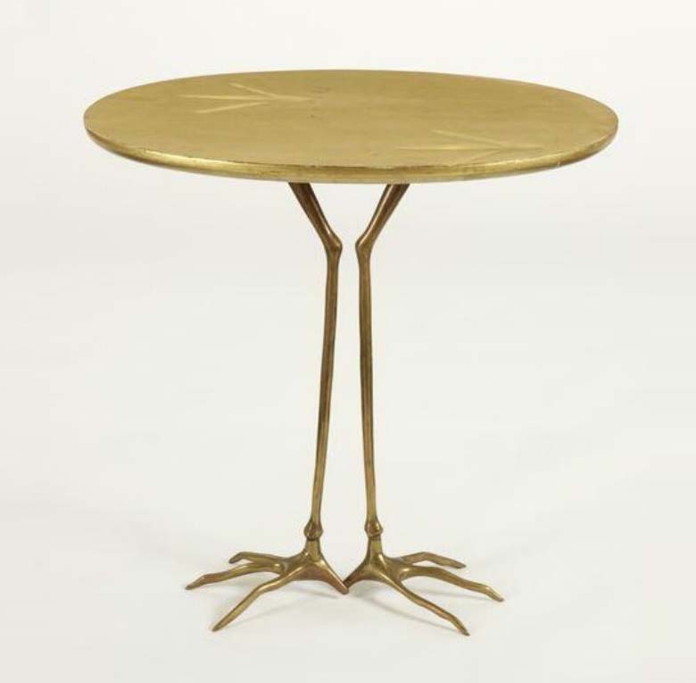 Meret Oppenheim, Tavolino traccia (1938-1939 [1972-1984]; legno dorato e bronzo, 63,8 x 68 x 53,2 cm; Londra, Victoria and Albert Museum)