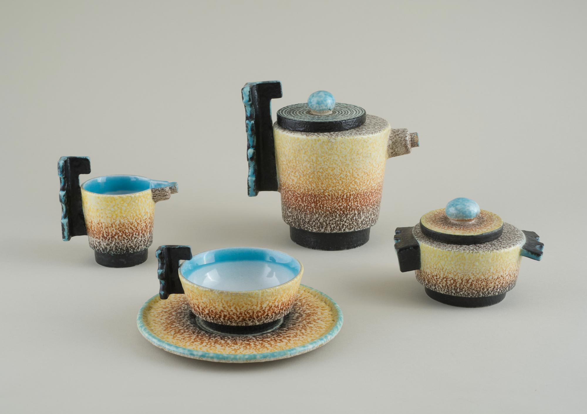 Nicolaj Diulgheroff, Tea service for six (1932-1933; glazed earthenware, teapot 16 x 17.5 cm, milk jug 10 x 12 cm, sugar bowl 9 x 12.5 cm, saucer diameter 16.5 cm; Savona, Museo della Ceramica). Photo: Fulvio Rosso