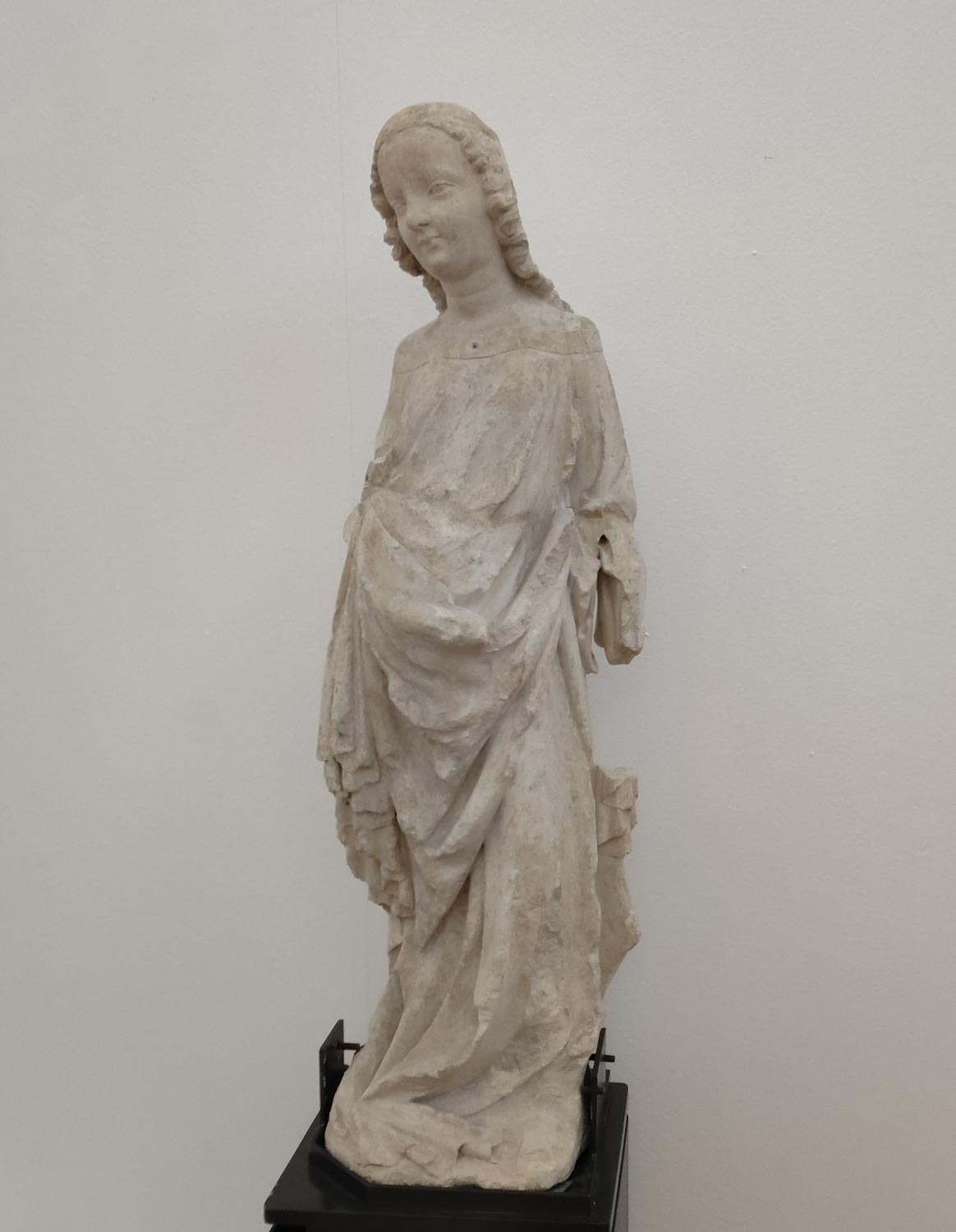 Maître de l'Annonciation Dreicer, Sainte Catherine (vers 1410 ; grès avec traces de polychromie ; Rimini, musée municipal)