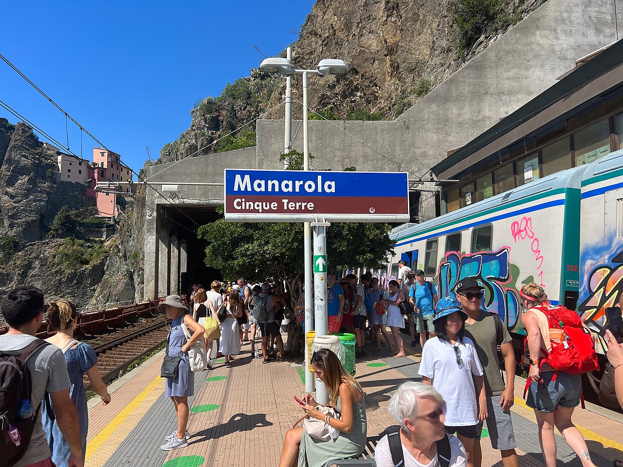 Turisti alla Stazione di Manarola (Cinque Terre). Foto: Wikimedia Commons/Chabe01