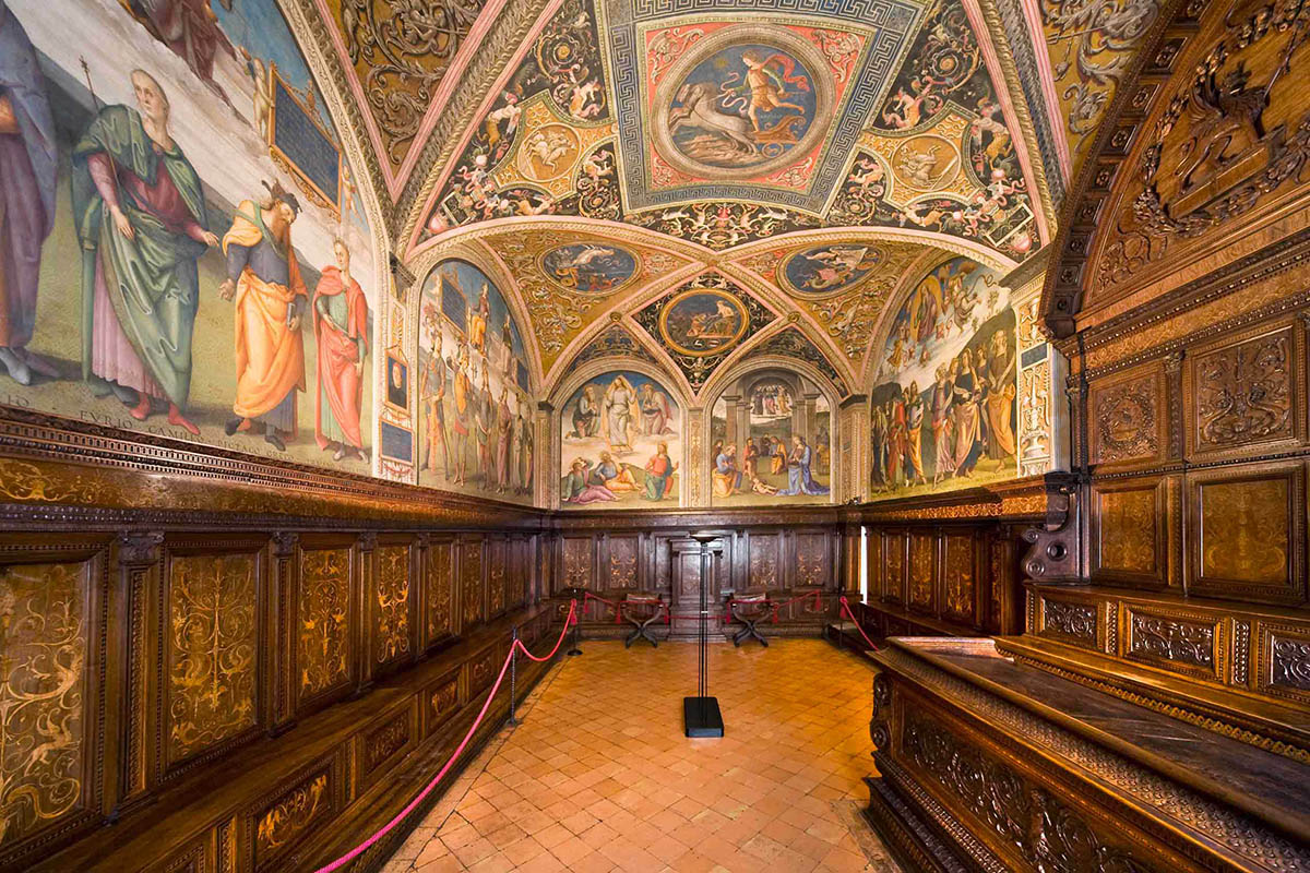 La Sala delle Udienze del Collegio del Cambio con gli affreschi del Perugino (1498-1500)