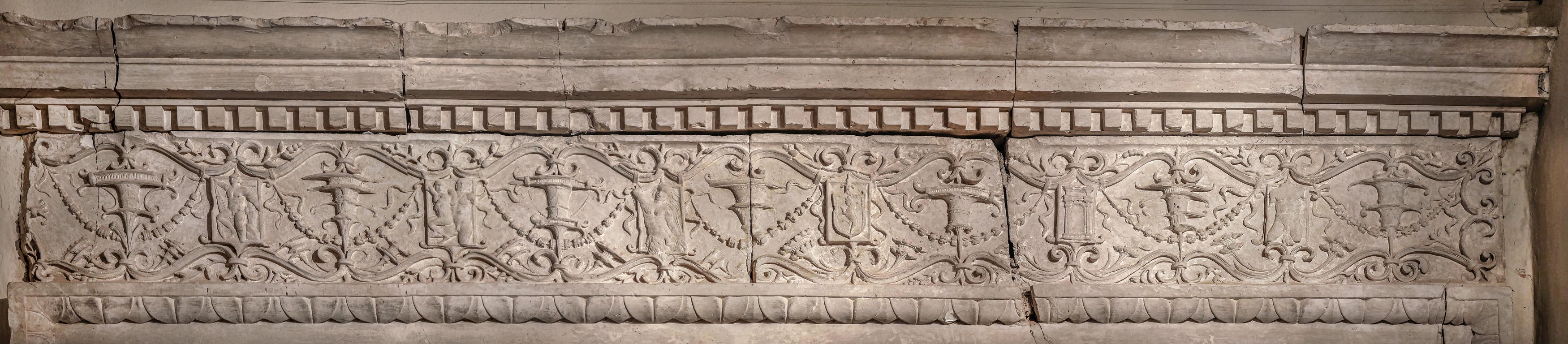 Il fregio dell'architrave della Porta Magna (1505 - 1508).