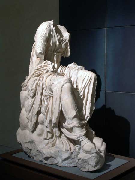 Arte romana (da originale di età ellenistica), Statua di Musa seduta tipo Calliope (marmo, altezza 121 cm; Roma, Musei Capitolini, inv. MC1824)