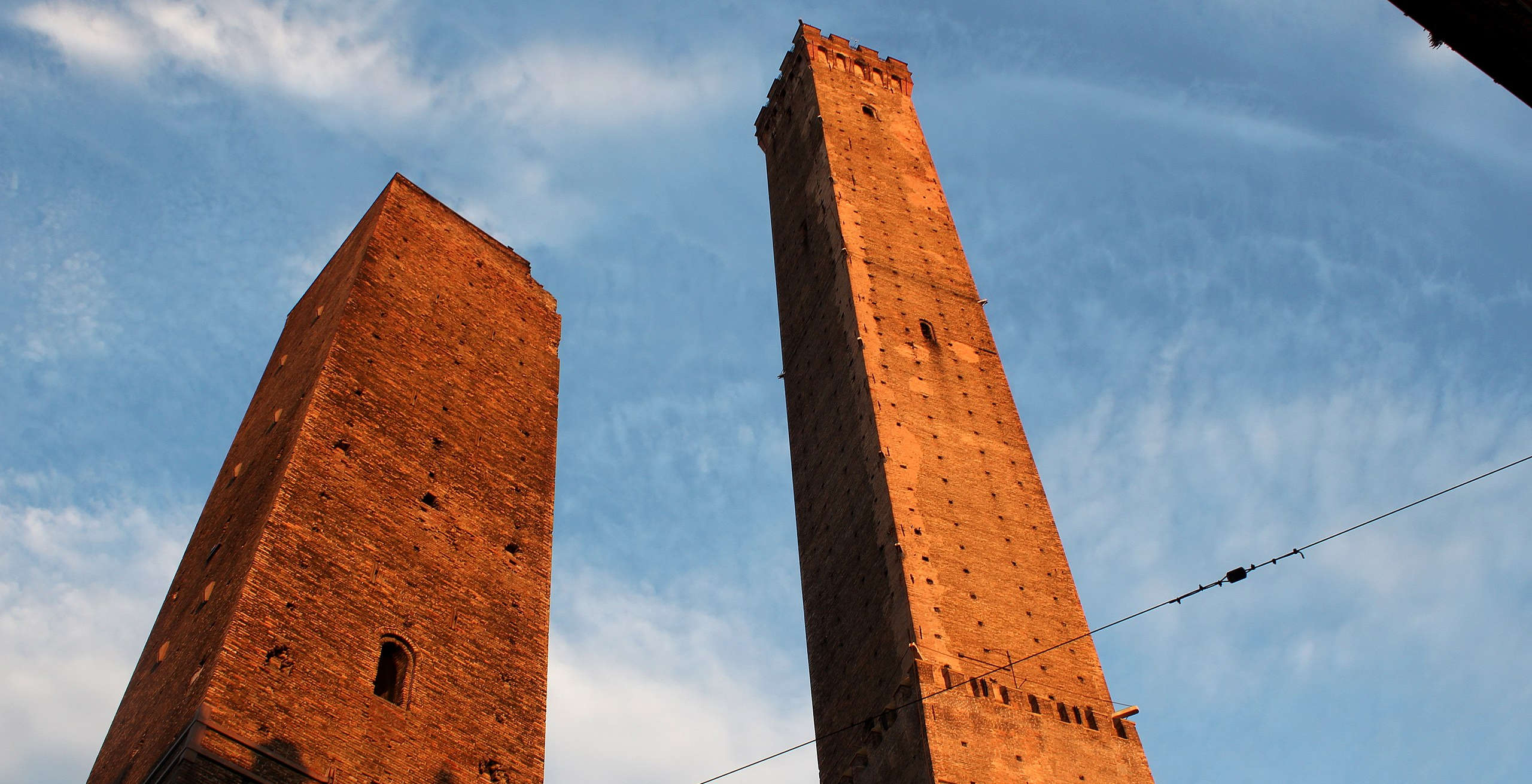 Quattro milioni dalla Regione per salvare la Torre Garisenda, simbolo di Bologna