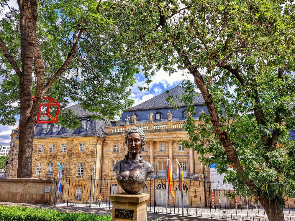 Bayreuth, bust of Wilhelmine in front of the Opera House © Bayreuth Marketing & Tourismus GmbH, Ramona Schirner