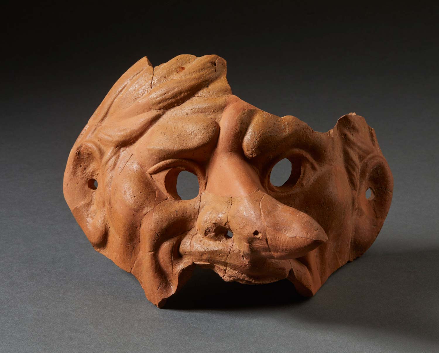 Maschera grottesca, argilla, II-III secolo d.C., dalla stipe del Capitolium, Archivio Fotografico Musei Brescia, Fotostudio Rapuzzi Maschera grottesca, argilla, II-III secolo d.C., dalla stipe del Capitolium, Archivio Fotografico Musei Brescia, Fotostudio Rapuzzi