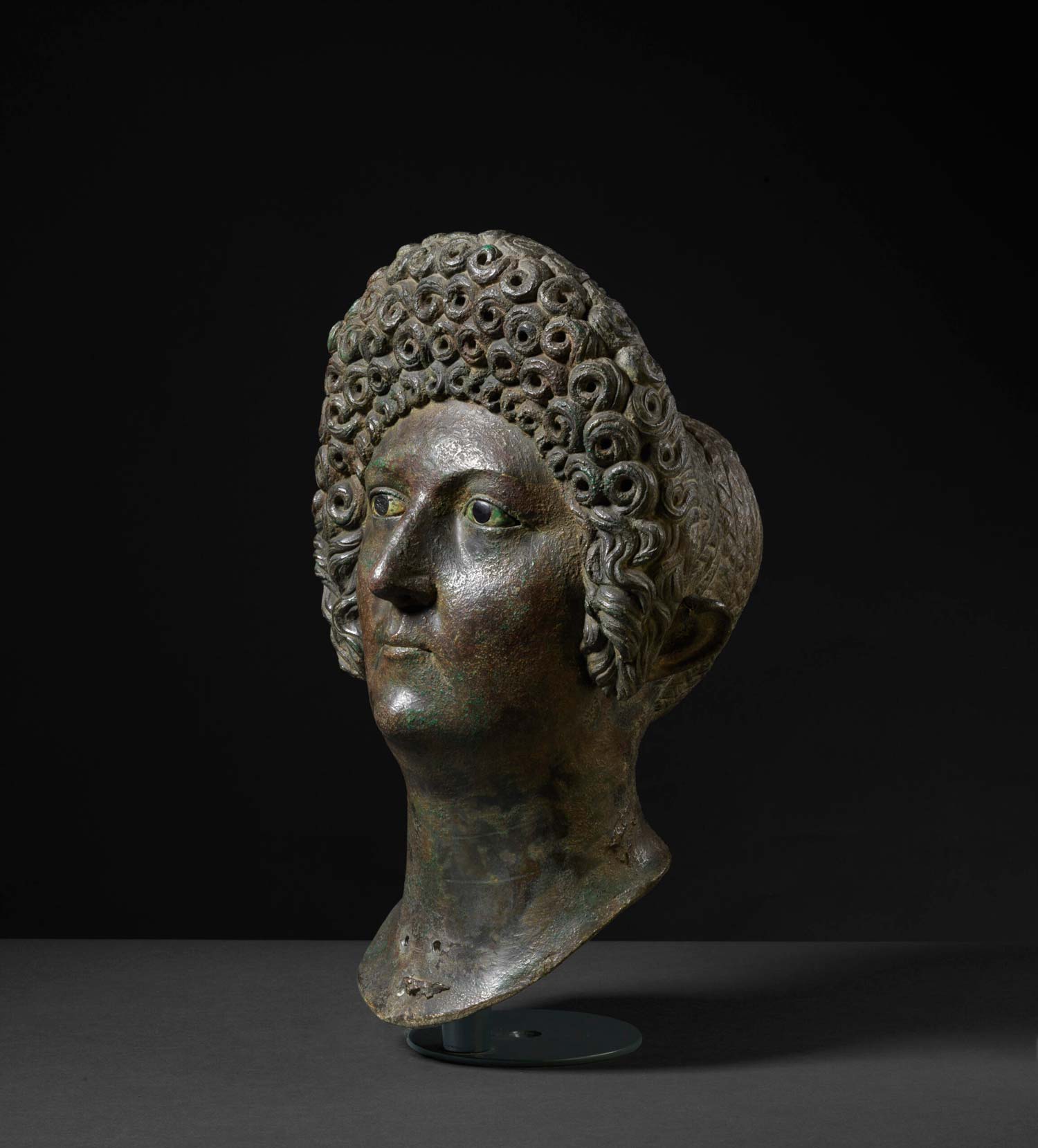 Ritratto di donna della famiglia dei Flavi, bronzo, fine I secolo d.C., area del Capitolium, scavi 1826, Archivio Fotografico Musei Brescia, Fotostudio Rapuzzi Ritratto di donna della famiglia dei Flavi, bronzo, fine I secolo d.C., area del Capitolium, scavi 1826, Archivio Fotografico Musei Brescia, Fotostudio Rapuzzi