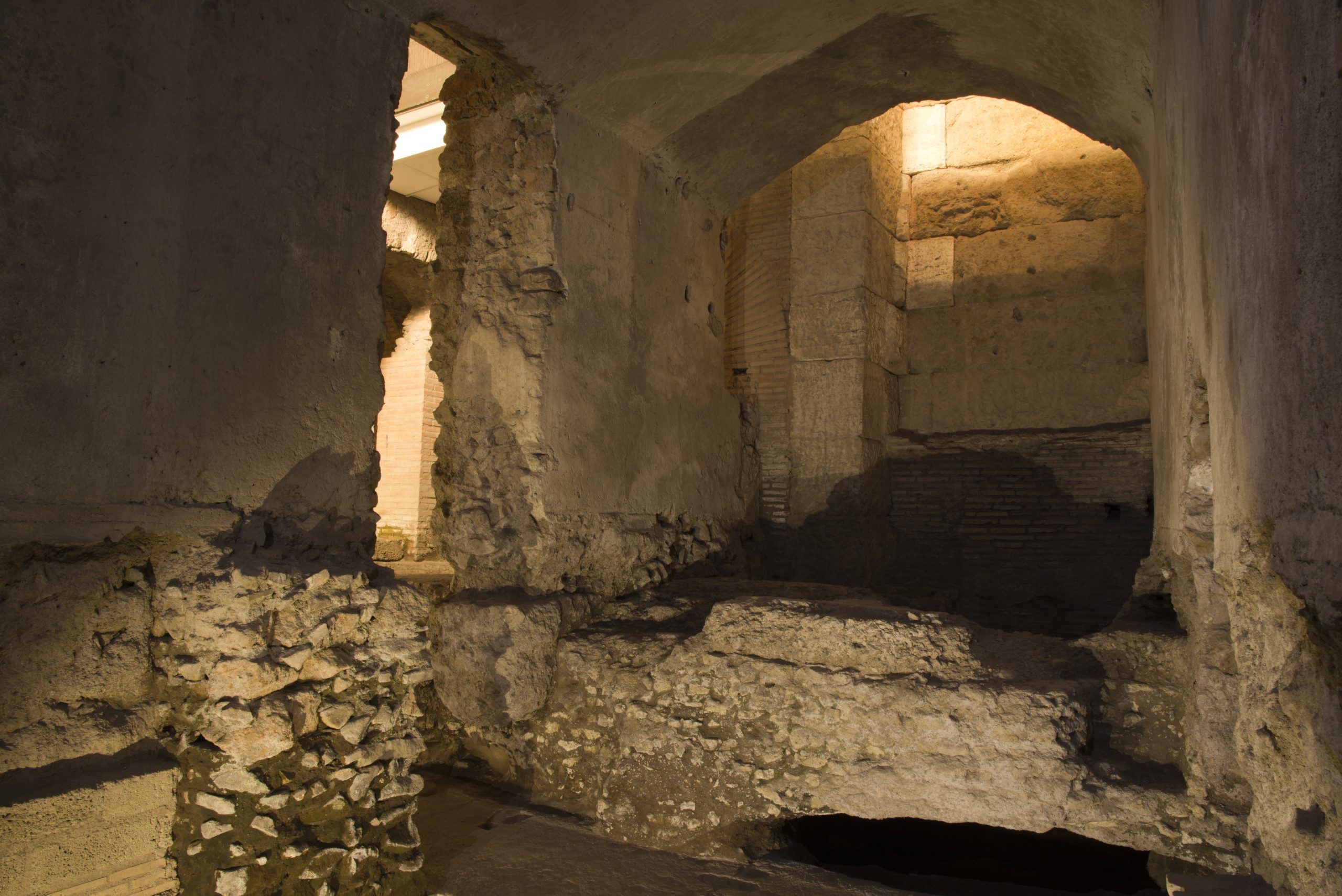Ambiente sotterraneo con strutture della Porticus Minucia Frumentaria. Foto: Museo Nazionale Romano