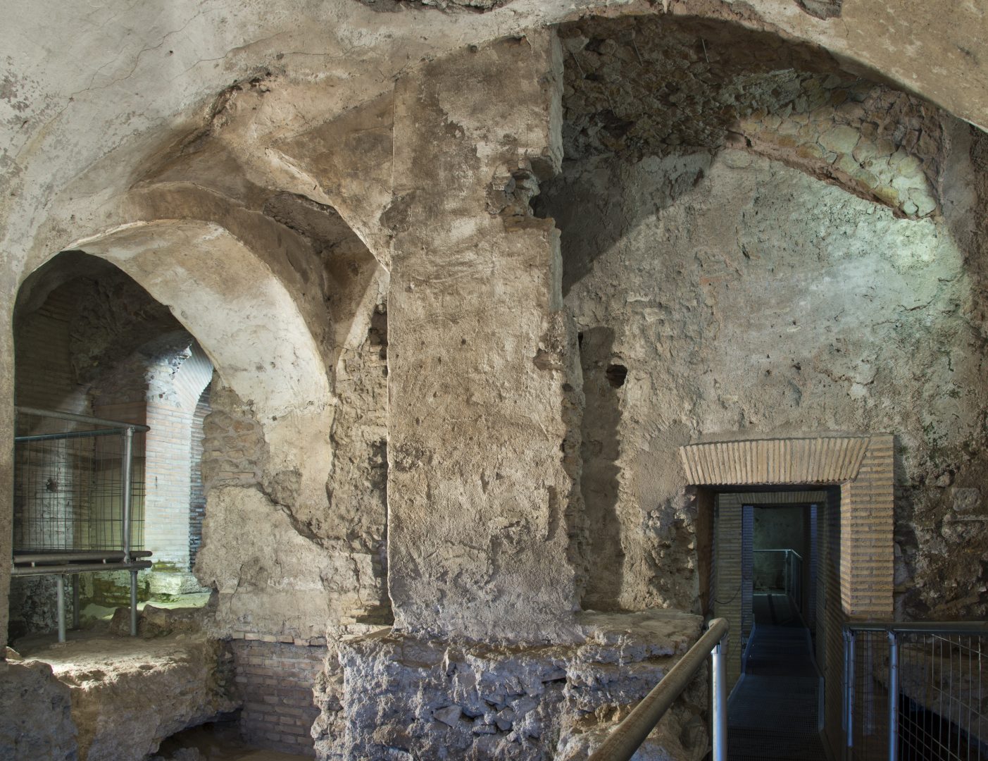 Ambiente sotterraneo con strutture della Porticus Minucia Frumentaria. Foto: Museo Nazionale Romano