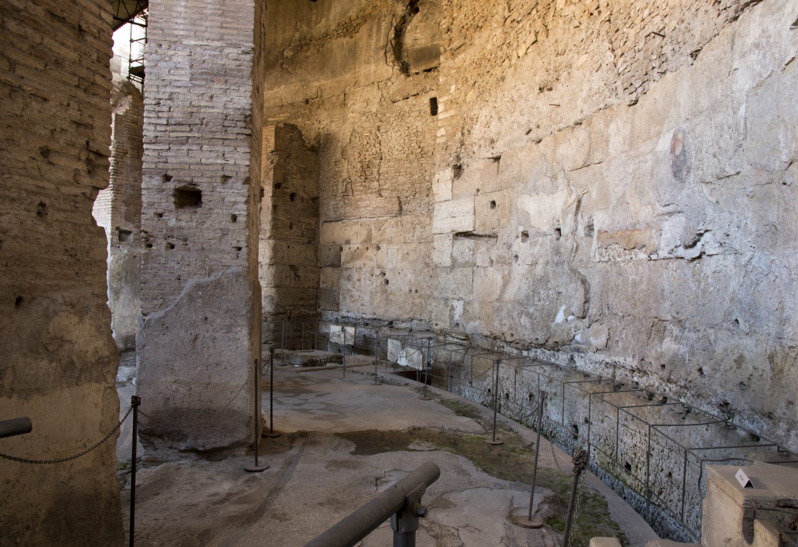 Esedra con particolare delle latrine. Foto: Museo Nazionale Romano