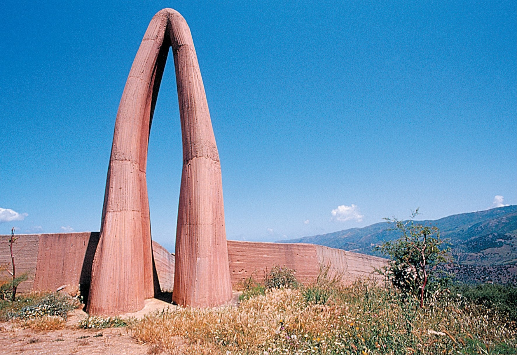 Italo Lanfredini, Ariadne's Labyrinth. Photo: Fiumara d'Arte / Antonio Presti Foundation