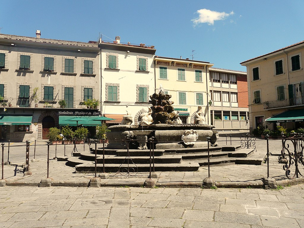 Fivizzano, Piazza Medicea. Photo: Davide Papalini