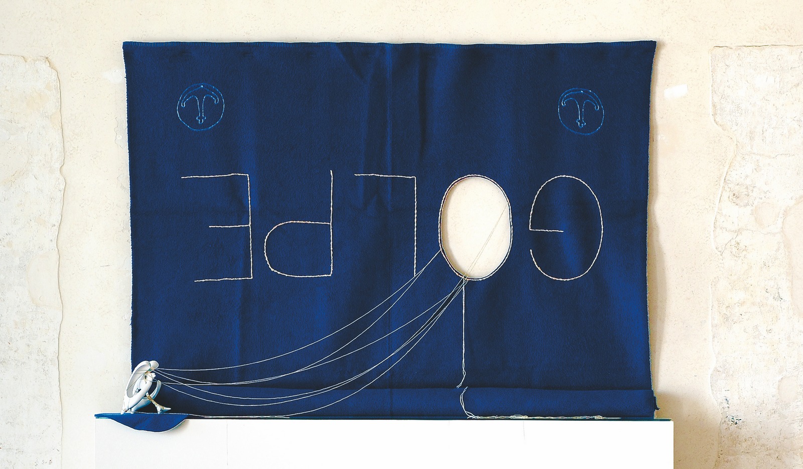 Gaggia-Dubbini, Golpe (2022; ricamo su coperta della Marina Militare Italiana, cavità ventricolare, stampa digitale in resina, 120 x 180 x 20 cm). Foto: Michele Alberto Sereni