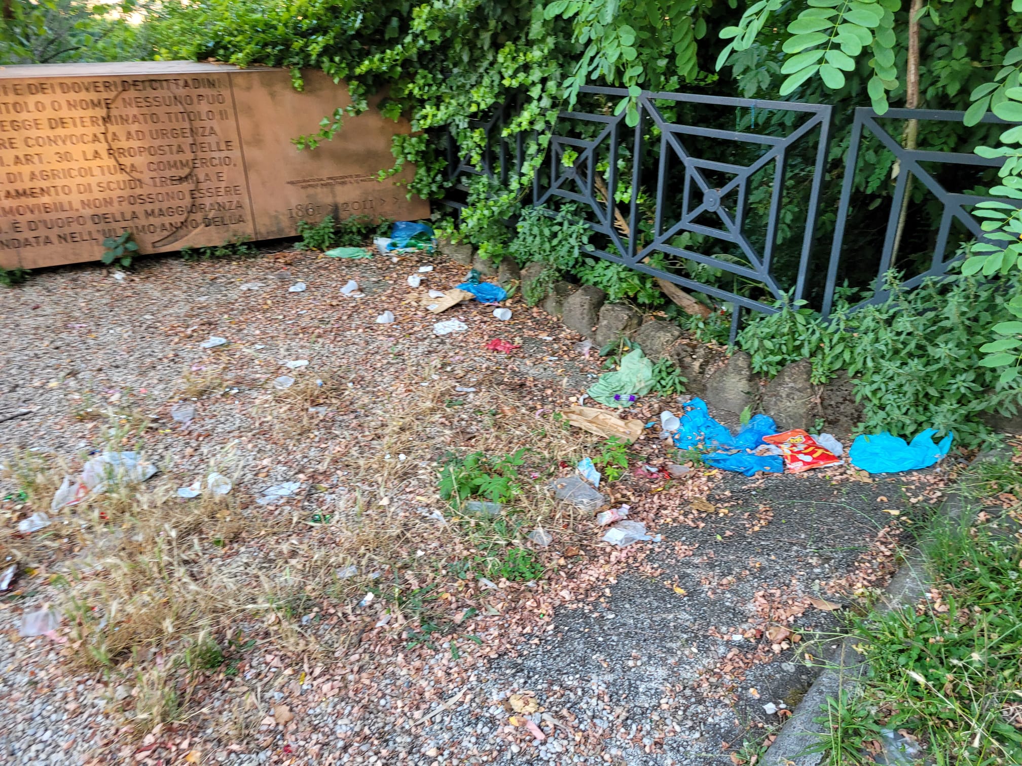 Roma La Passeggiata Del Gianicolo Scompare Tra Degrado Sporcizia E 