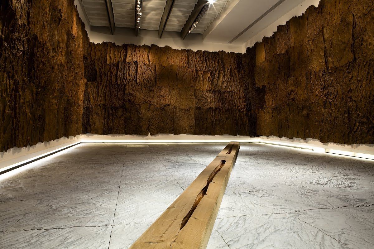 Giuseppe Penone, Sculture di Linfa (2007; legno, pelle, lesina, marmo di Carrara, dimensioni variabili; Roma, MAXXI)