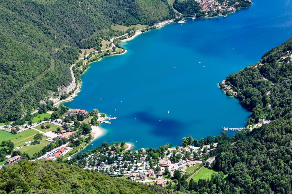 Il lago di Ledro. Foto: Garda Dolomiti S.p.A. - Azienda per il Turismo Riva del Garda