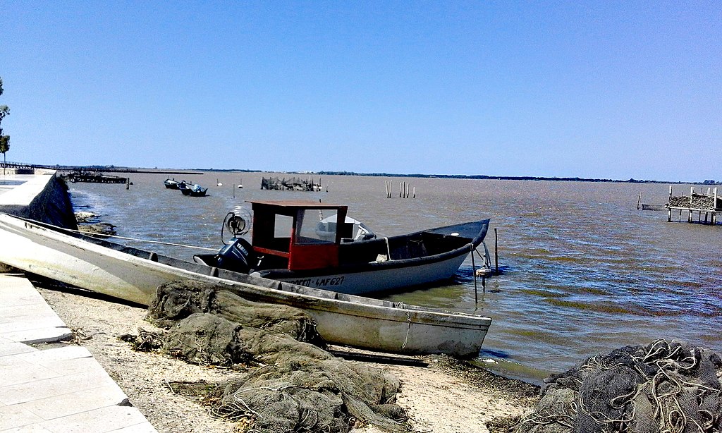 Il lungolago di Lesina. Foto: Wikimedia/Flavmi