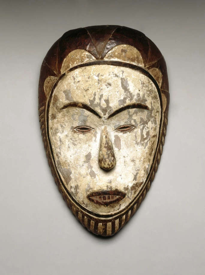 Artista Fang, Maschera facciale (Ngontang) (fine del XIX secolo; legno, caolino e pigmenti, 28,3 x 17,8 x 5,7 cm; New York, Brooklyn Museum)