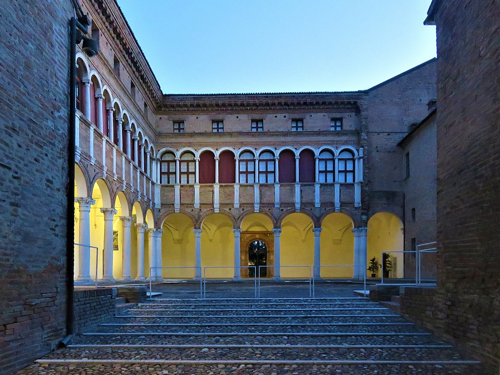 The courtyard of the Costabili Palace. Photo: Wikimedia/Lungoleno