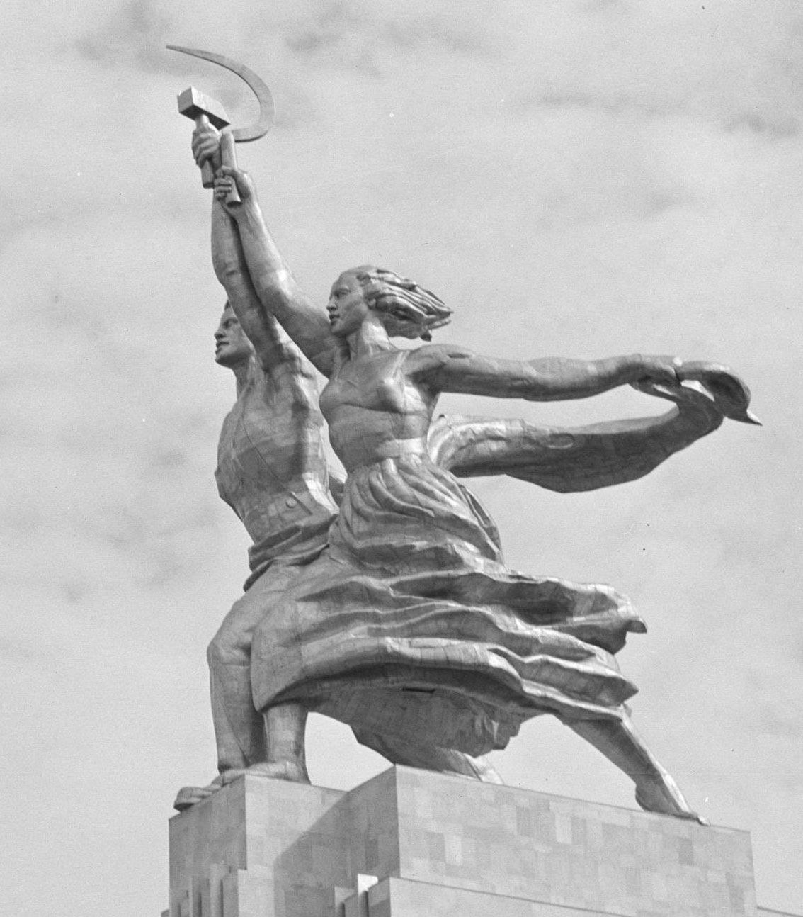 Vera Mukhina, L'operaio e la kolchoziana (1937; acciaio inossidabile, altezza 24,5 m; Mosca, Centro Panrusso delle Esposizioni). Foto: Willem van de Poll
 Vera Mukhina, L'operaio e la kolchoziana (1937; acciaio inossidabile, altezza 24,5 m; Mosca, Centro Panrusso delle Esposizioni). Foto: Willem van de Poll