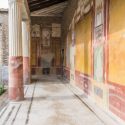 Pompei consiglia itinerari al fresco nel Parco archeologico. E apre il giardino della Palestra Grande 