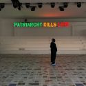 Il patriarcato uccide l'amore: l'installazione di Claire Fontaine a Milano