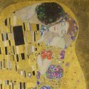 Il Bacio di Klimt, l'idillio a cui si abbandonano teneramente due innamorati