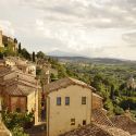 Identikit del turista culturale 2022: spende tanto, visita i borghi e ama la natura