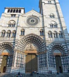 L'inaspettata e dirompente forza del colore: la rinnovata facciata della Cattedrale di Genova