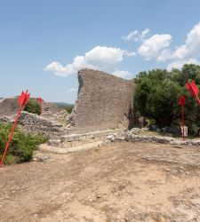 Le frecce di Felice Levini nel Parco Archeologico di Cosa: l'intervento per Hypermaremma