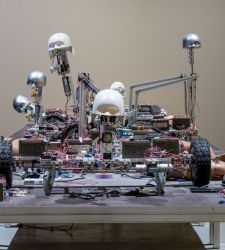 L'intelligence artificielle est-elle une créature autonome puissante ? À l'OGR de Turin, une exposition collective se penche sur le thème de l'intelligence artificielle.